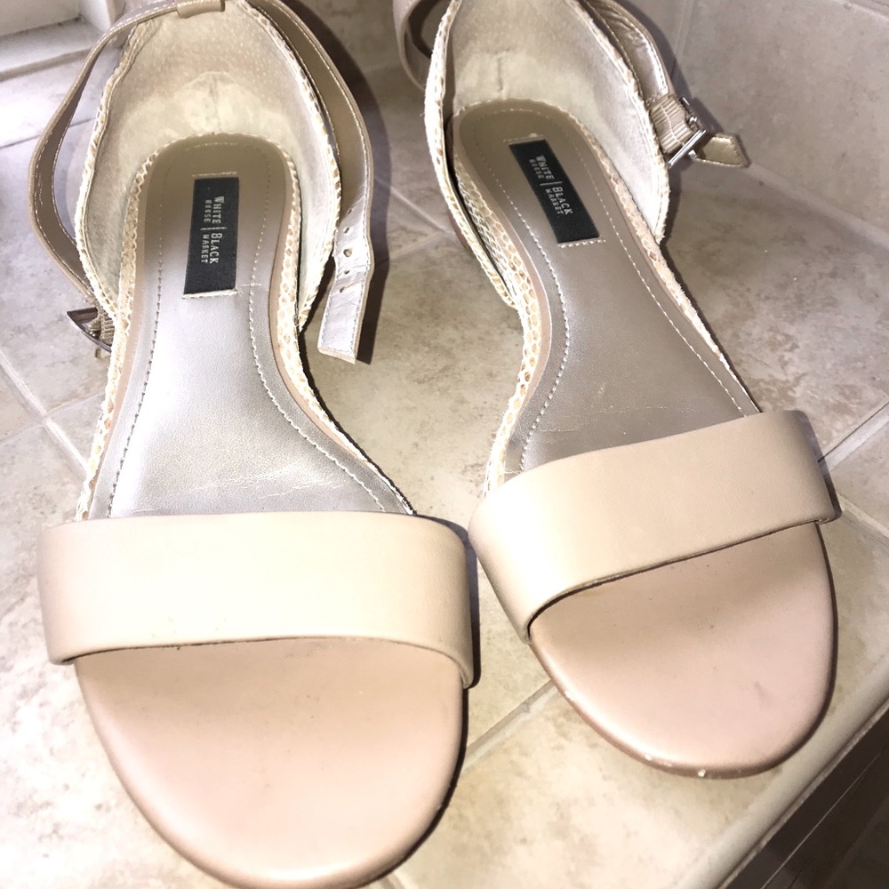 Woman’s flats shoe